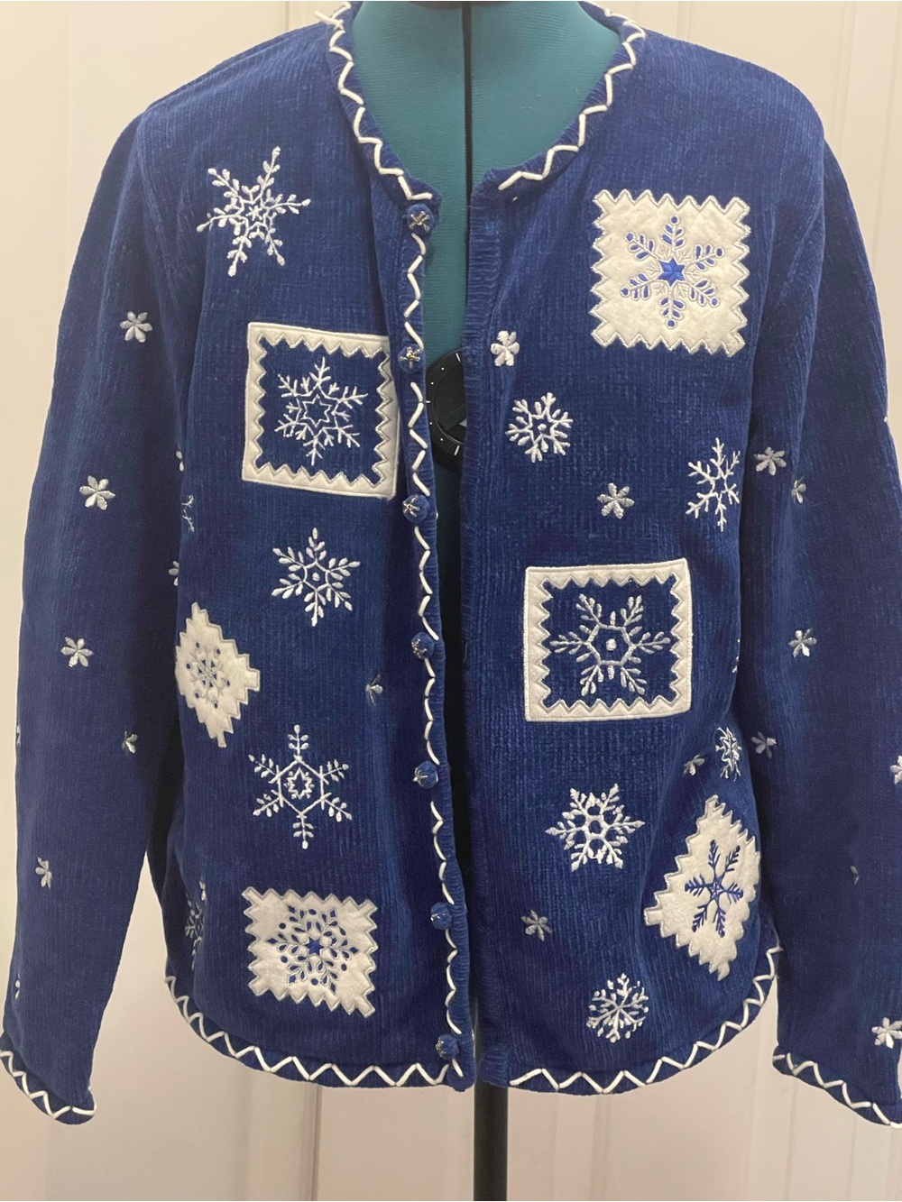 Vintage 1990 Women’s Navy Blue Embroidered Snowflake Cardigan Sweater